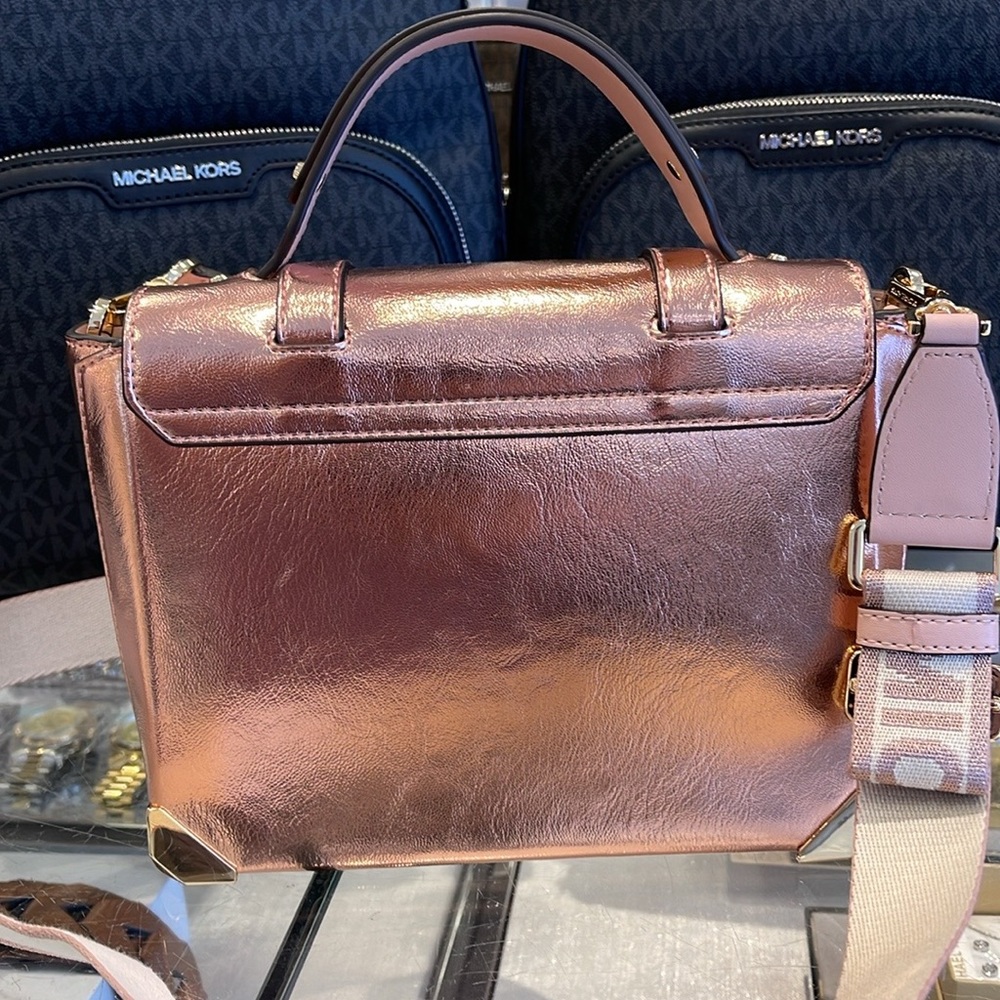 MICHAEL KORS
Manhattan Medium TH SCHOOL Crackled Metallic Leather SATCHEL
NWT - Picture 12 of 16